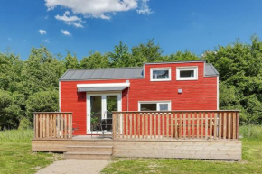 Rode Tiny House met zwembad